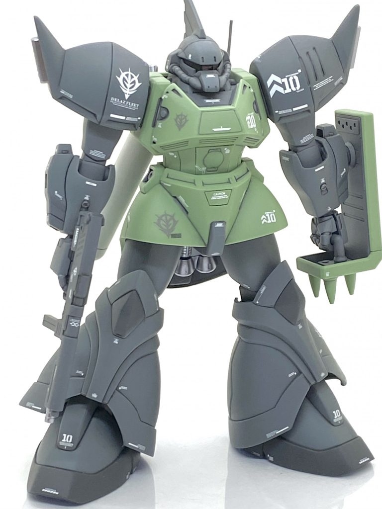 合わせ目以上に酷かったのはモールドの甘さで特にコクピットハッチはそのまま墨入れしますと・・・浅いから間違いなく墨が入りません。なんで、表面処理しながら全てのモールドをタガネで彫り直しました。浅い所は10回ぐらい、それ以外は5回ぐらいケガキますと墨入れが非常に楽になり、HGUCの30番台ぐらいまでは金型が古いからか甘いモールドは多く、ケガく事をお勧めします。腕にある丸モールド―は大変甘かったから市販パーツに置き換え、関節や手のミディアムブルーは当時からカッコ悪いと思っていましたからメカサフで塗りました。