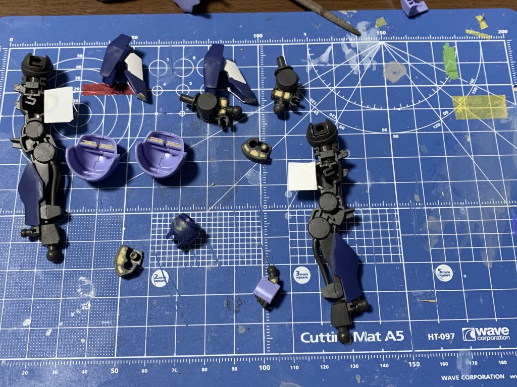 突然の肉抜き埋め部分です肩装甲裏は、目立たないのですが接続部分ということで、強度が不安になったので埋めています。