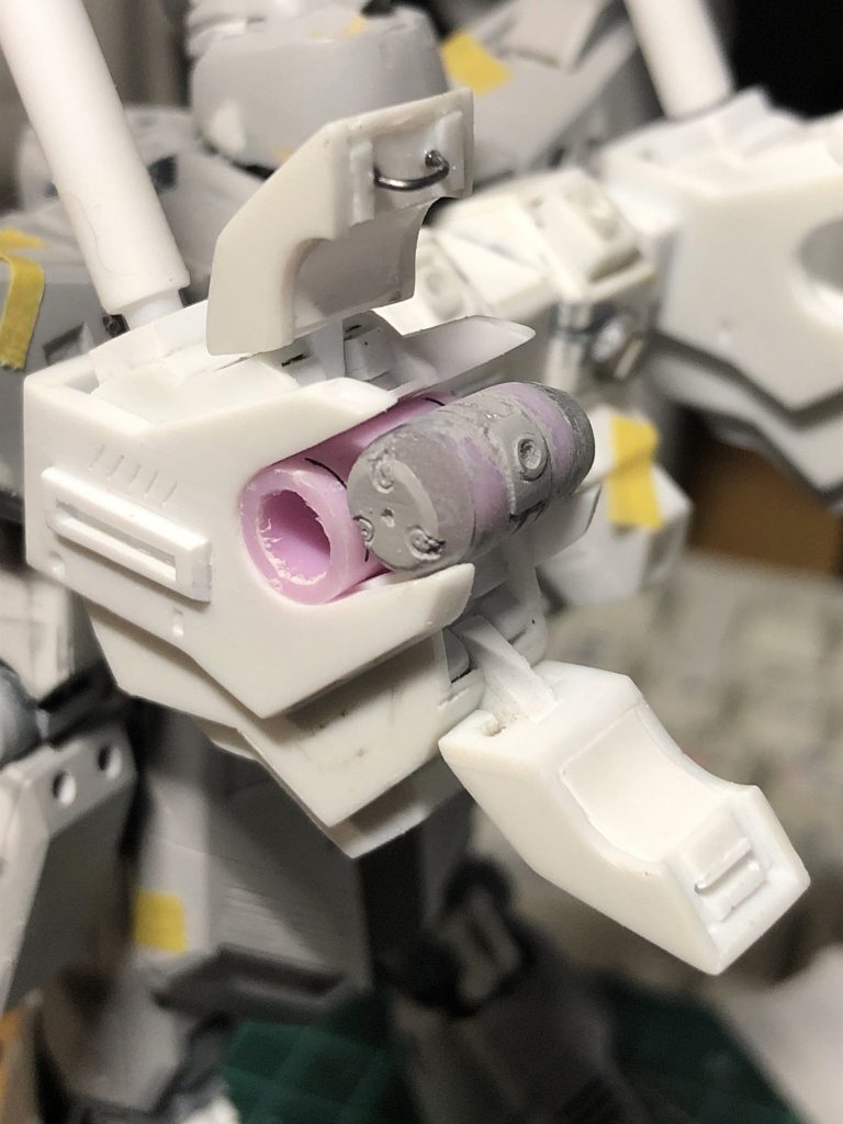 インコムラックに開閉機能が付き、試作インコムを収納したところ。インコムの両端は原型を作ってからおゆまるで型取り、100均のレジンで複製。軸になる部分はこれまた100均の編み棒(中空)を使用。一つ作って全部複製しようとするも失敗。結局4つ分制作することになりました。