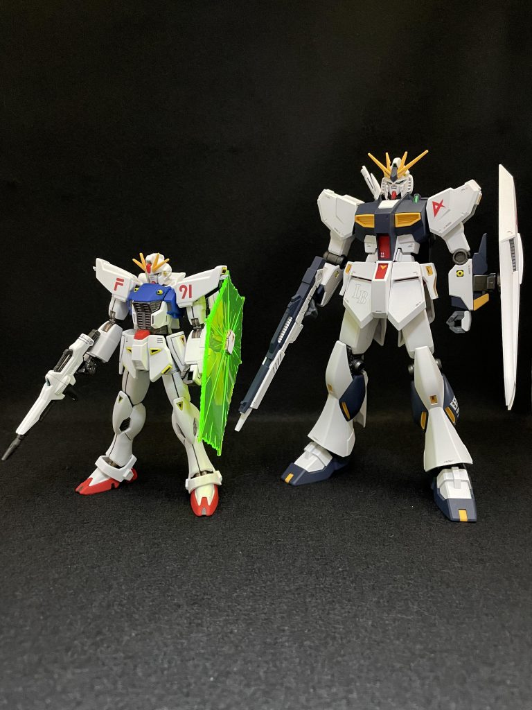 以前に作ったEG νガンダムと並べてみたところ。元の設定で小型MSであることは知っていましたが、こうして並べてみると大きさの違いが一目瞭然ですね。