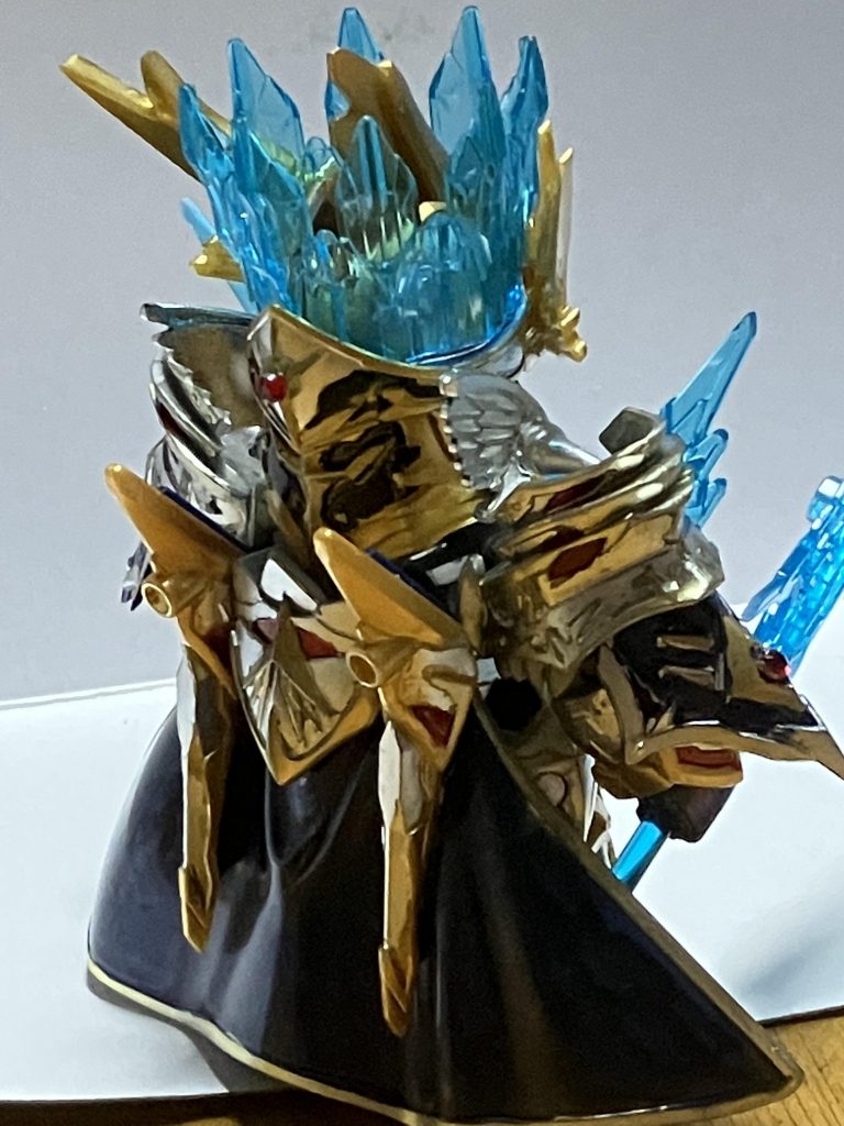 最後に後ろ頭を、うーん、塗りが荒いな、こう見ると、赤い宝石がはまっている箇所はラインストーンを埋め込んでみました。