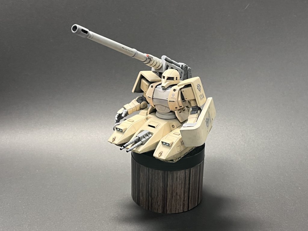 ザクタンクの駆動部にオリジン版のシャア・ザクを乗っけてます。