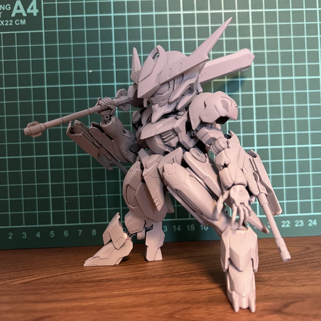 いったんサフを吹いた状態です、このあと武器持ち手に爪を追加させました。