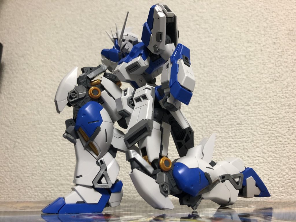 立ち姿&立膝 RGνガンダムから引き継がれている可動域によってS字立ちもすごく様になる。ただ流石にこれだけデカいもの背負ってるので重量がかなり重く、スタンドなしだとプロペラントタンクを支えにしないとまず立たない。と言ってもプロペラントタンク自体かなり長身で上下可動とボールジョイントで動くのでたぶん普通にスタンドなしでもポージングできるとは思います。知らんけど。 そしてよく紹介されていた腰ギミックによってなせるキレイな膝立ち。フロントアーマーを横に退けるという結構強引なアレですけど、カッコよければそれでいいのだ理論。膝のスライドギミックも合わさり、もはや芸術の域とも言える…