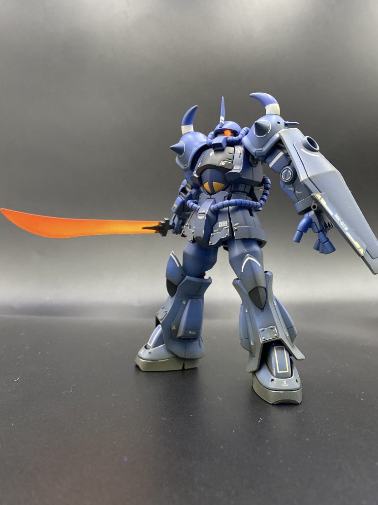 抜刀。と同時に発熱!キットにサーベルが2本付いているので、冷却時と発熱時で塗り分けました。蛍光塗料のグラデが思い通りに決まって、塗装後にブラックライト当てた時は感動しました🥹