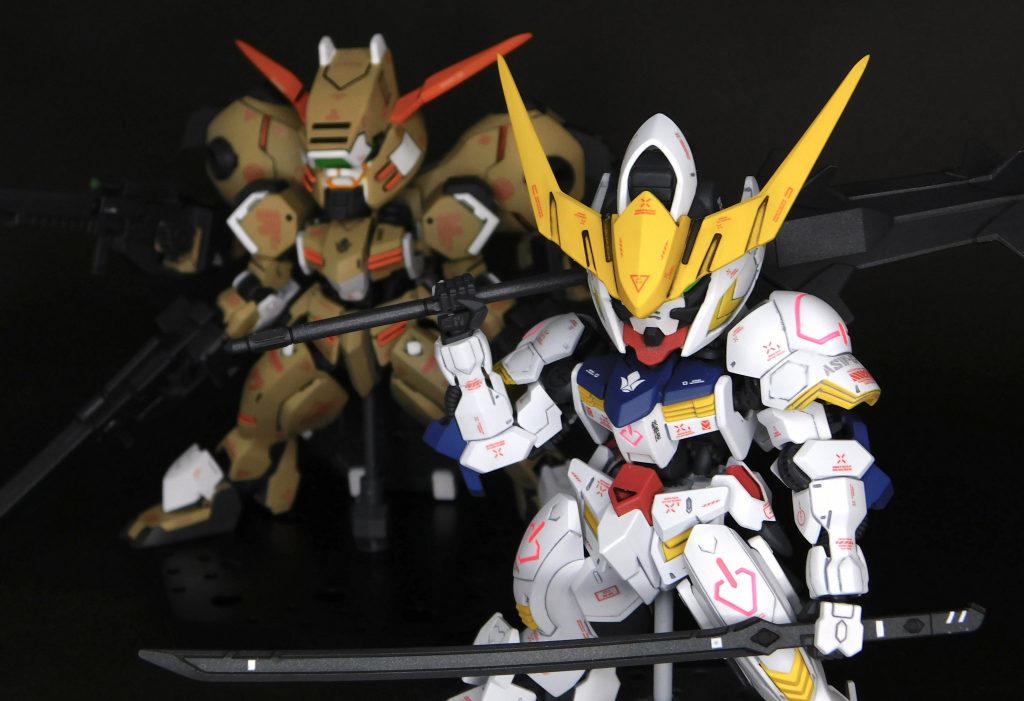 相変わらずのワンポーズですが、やっとバルバトスと並べてあげられます。