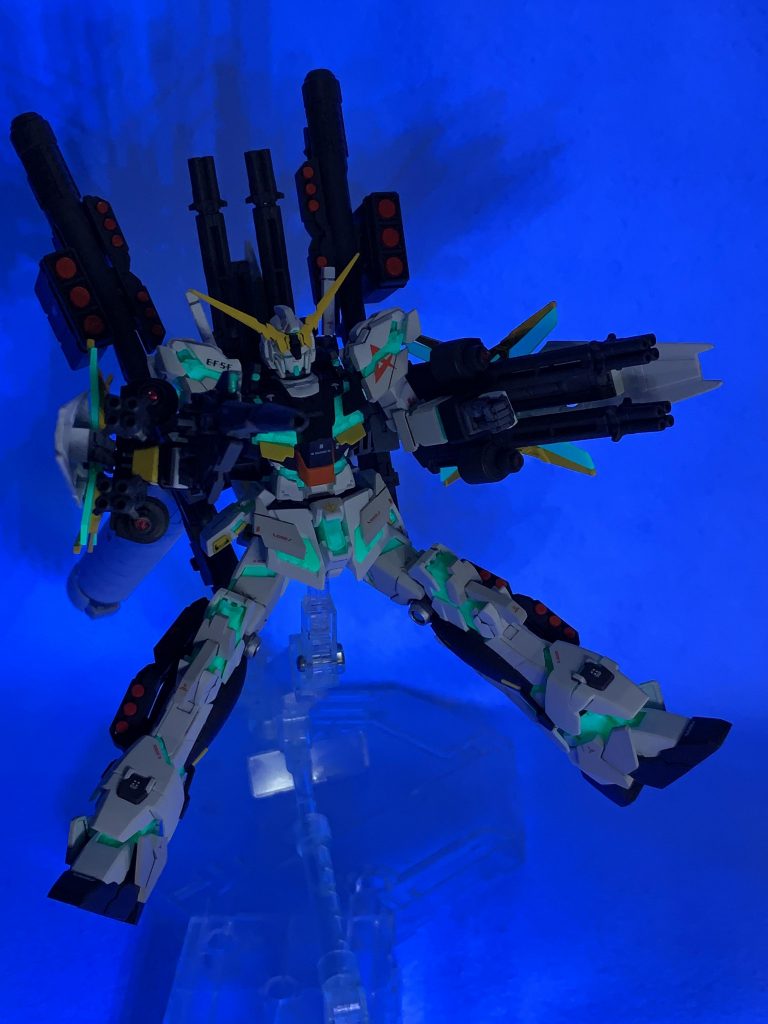 制作過程でセンサー等をラピーテープはりつけ→レジンで保護→蛍光塗料で塗装してあります。サイコフレームも蛍光塗料塗装。ブラックライト当てるとちゃんと光ってるように見えました、よかったw.