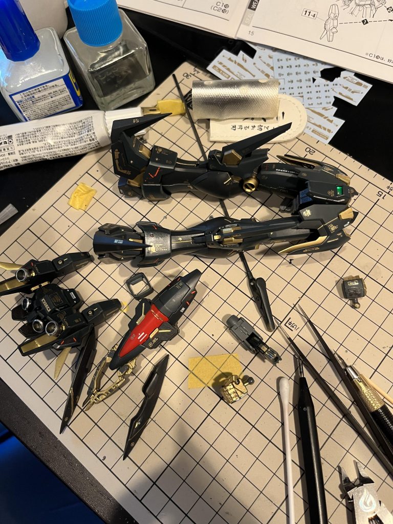 クリアパーツは縁をメタリックグリーンのガンダムマーカーで塗った後に、付属シールを貼って100勻のUVジェルを塗って天日乾燥。後頭部のカメラ部分は、どうも付属シールと大きさがあってない気がしたのでラピーテープでやり直しました。