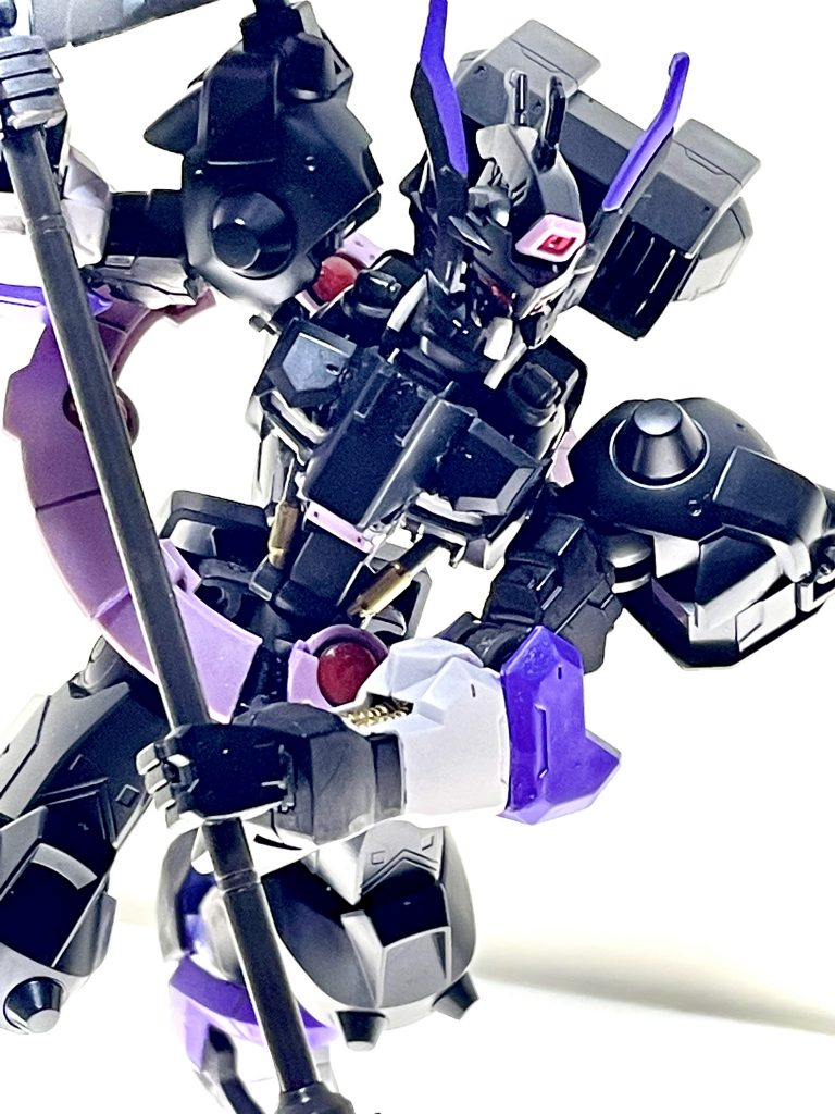 ・その最期は厄祭戦末期のとある作戦で、パイロットが愛する故郷を守るために誘引電波最大出力で大量のMAを引き連れて宇宙を飛翔し、故郷から遠く離れた宙域で集中攻撃を受けて大破した。・誘引電波を最後まで発信し続けたため、その攻撃は執拗なものだった。・ロザーリオが発見した時に外装のほとんどを失っていた理由である。