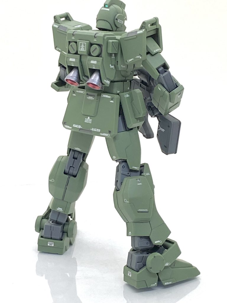 旧HGのジム・スナイパーの成型色はかなり暗い緑で素組みした時に「う~ん、暗すぎるな」と思いましたがHGUCはそれよりは明るめで自分的にはこちらの方がイメージに合っています。ディテール近辺にデカールをディテールに意味がありそうな感じになり、それは意識しています。