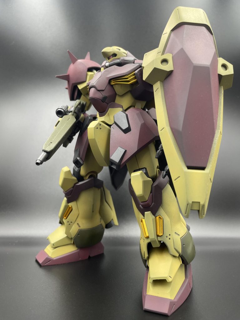 HGとは思えないサイズ感。良いキットでした😇ディテールアップはしてませんが、胴体、腰、足首部分などの、ちょっとした部分に差し色を入れたりビームライフルを塗り分けてみたのが意外と良い感じになりました😁