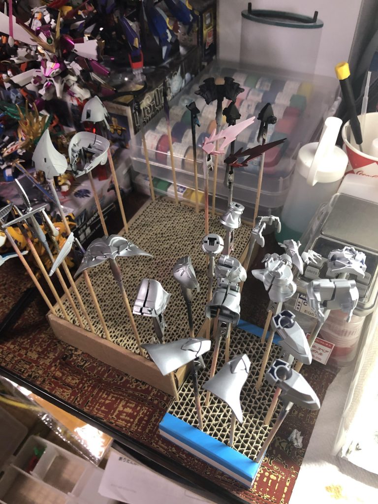 今回はラッカーシルバーベースに水性赤/灰サフ/黒サフで塗っていきます。マスキングはほぼなしです。