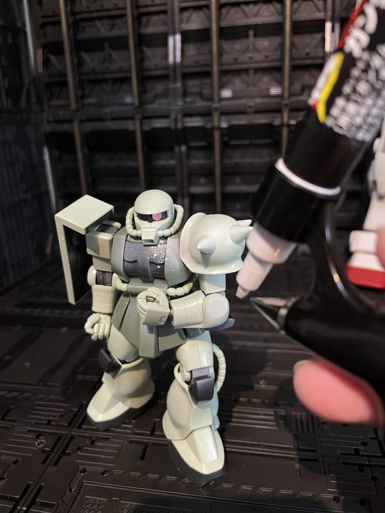 ブッシャーー!!あ〜あぁ、、なんて吹き方だ、、誰が操縦してるんだ、、、と、オープニングごっこはここまで!色々試そうと買ってあったガンマカを駆使して塗ってみた、、!!ザク感を残しつつ、、トリコロールの塗分でガンダム風にしました。