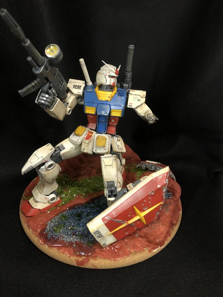 別アングル。今思えば本体にもチッピングだけでなく、ザクマンシンガンによる弾痕等の表現をすれば良かったなと思います。