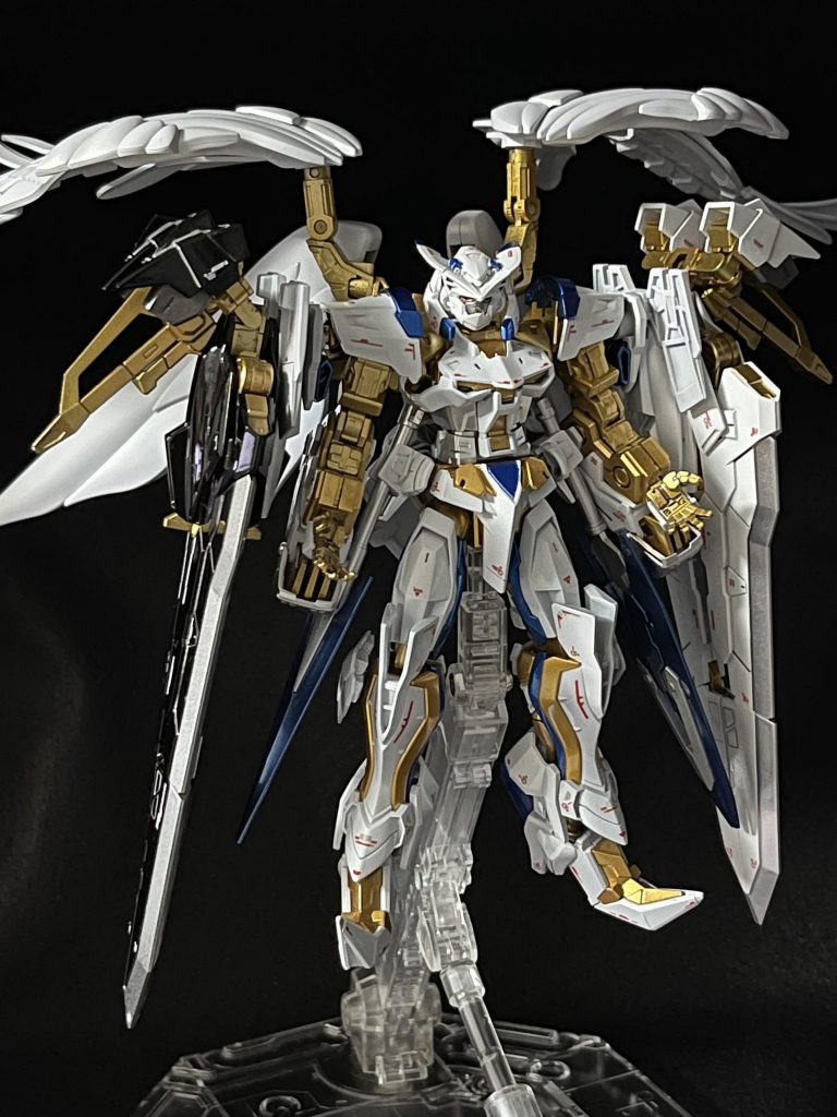 立ち姿①まずは白から。手足だけでなく翼も揃い、対の大剣は肩に装備されました。こちらは、武器兼盾・追加ブースターともなるイメージです。