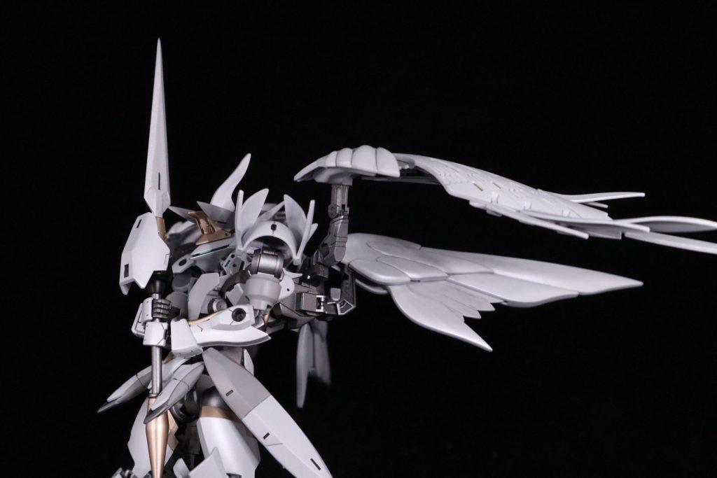 力を乗せる両手剣運用。肩の可動いいから持たせやすい。