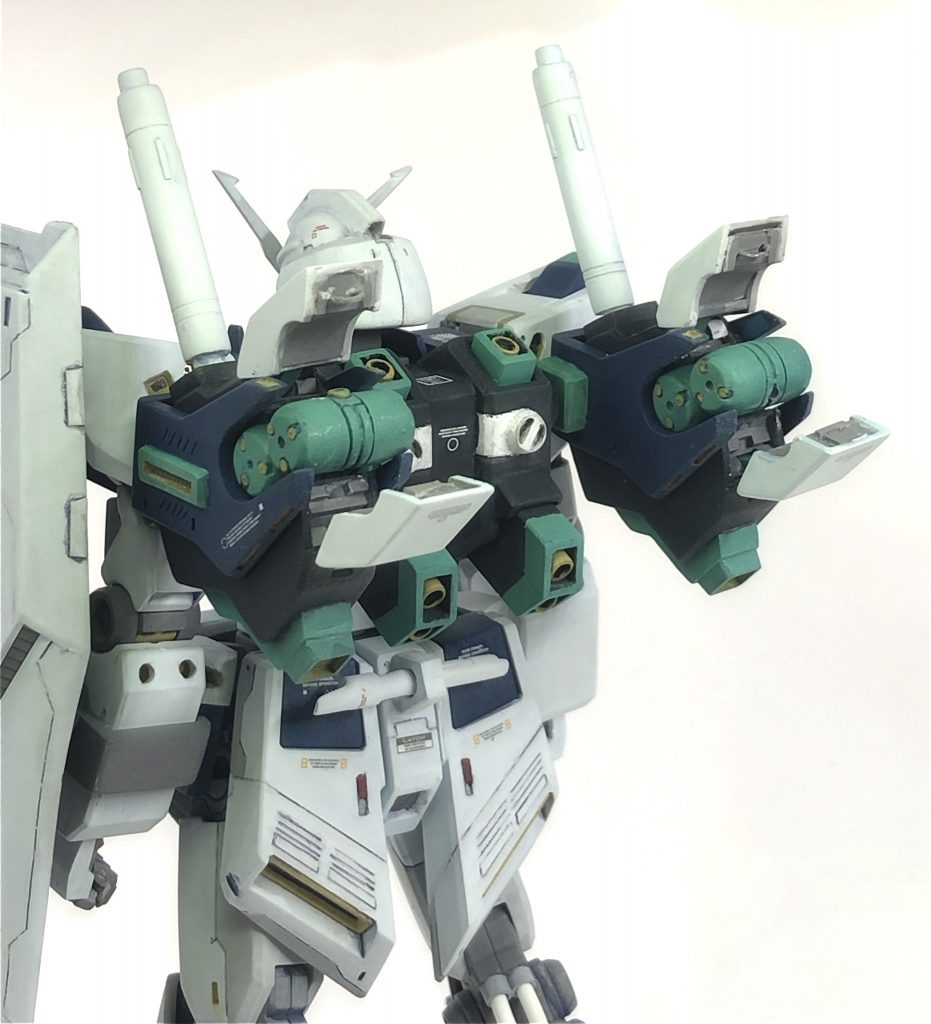 インコムラックは開閉可能で、内部にインコムを4機収納しています。ビームカノン兼ビームサーベルは取り外し可能ですが、前部を狙おうとすると肩に引っかかるので、インコムラック毎回転させる必要があります。(それでも完全に前には向きませんが!)