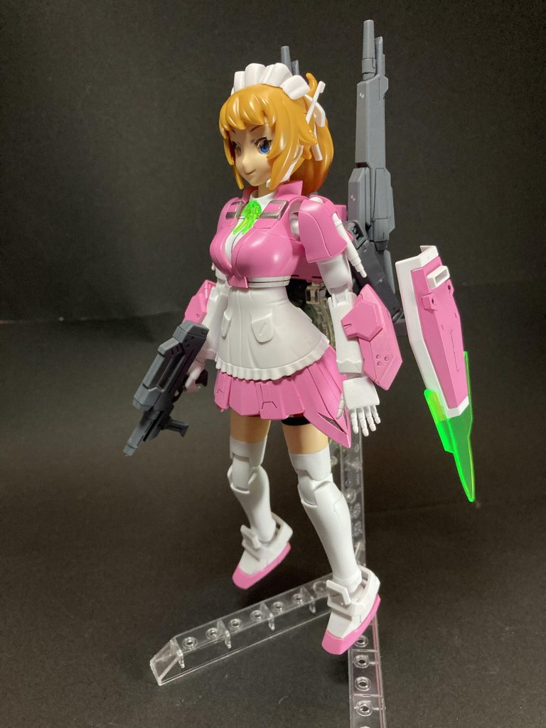 以前にもハロをピンク指定で塗らされましたが、我が娘ながらなぜこんなにもピンクが好きなのでしょうか…謎です。「ティターンズブルーが好き!」とかなら英才教育の賜物、と理解できるのですが