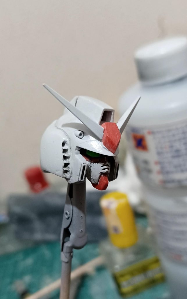 頭部も上下に幅詰め、前後は幅増し。顔は削り込んで小型化しました。ちなみに額と顎の赤は成形色のまんま。シャープにしただけ。