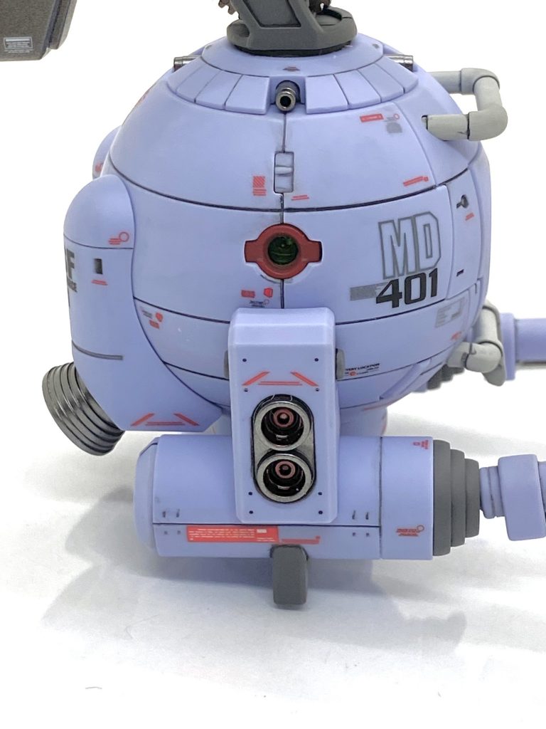 最後の仕上げはバーニア内部をクリアーレッドで筆塗り、クリアーパーツの研磨、アームシリンダーをミラーフィニッシュで貼るなどの細かな部位がメインでここで手抜きしますと必ず品質が落ちてしまいますから丁寧にやりました。写真の脇の一体成形のバーニアもつや消し吹く前にちゃんとマスキングしたので綺麗な輝きがあり、中をエナメルのクリアーレッドで塗りますとキャンディ塗装風になりはみ出しても修正はエナメルシンナーで拭き取るだけの大変容易なのでお勧め出来ます。アルファベットのMDはマダガスカルの意味で0083の劇中でソーラーシステムを指揮していたバスクが搭乗していた艦から取りました。