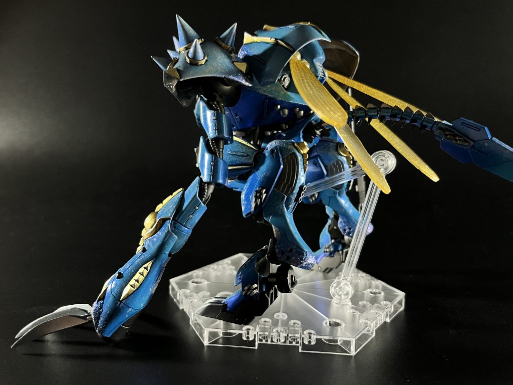 オーラバトラー・ハイゴッグテーマはそのものズバリです。ハイゴッグとオーラバトラーのメインデザイナーが同じ出渕裕氏、ということで始めました。下半身と右腕、尻尾にHGバルバトスルプスレクス、翅にいきもの大図鑑かまきり(実は制作ストーリーに見切れてました)、フレーム部のディテールアップに30MMポルタノヴァを使ったミキシングです。