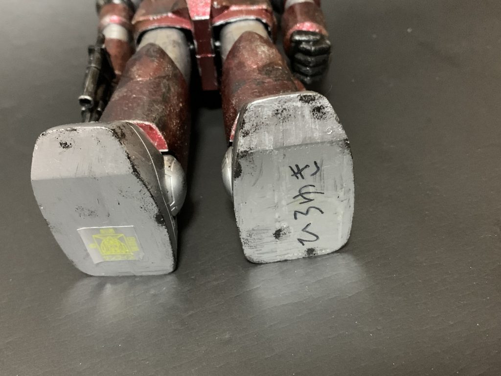 足の裏には剥がれかけの著作権シールと、お母さんが書いてくれたであろう油性ペンでひらがなの名前がセロテープで保護されてます。