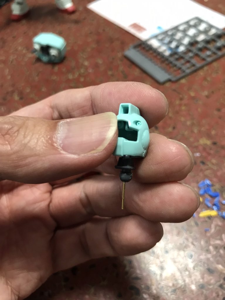 ポリキャップの下にも穴開けて真鍮線をぶっ刺して…