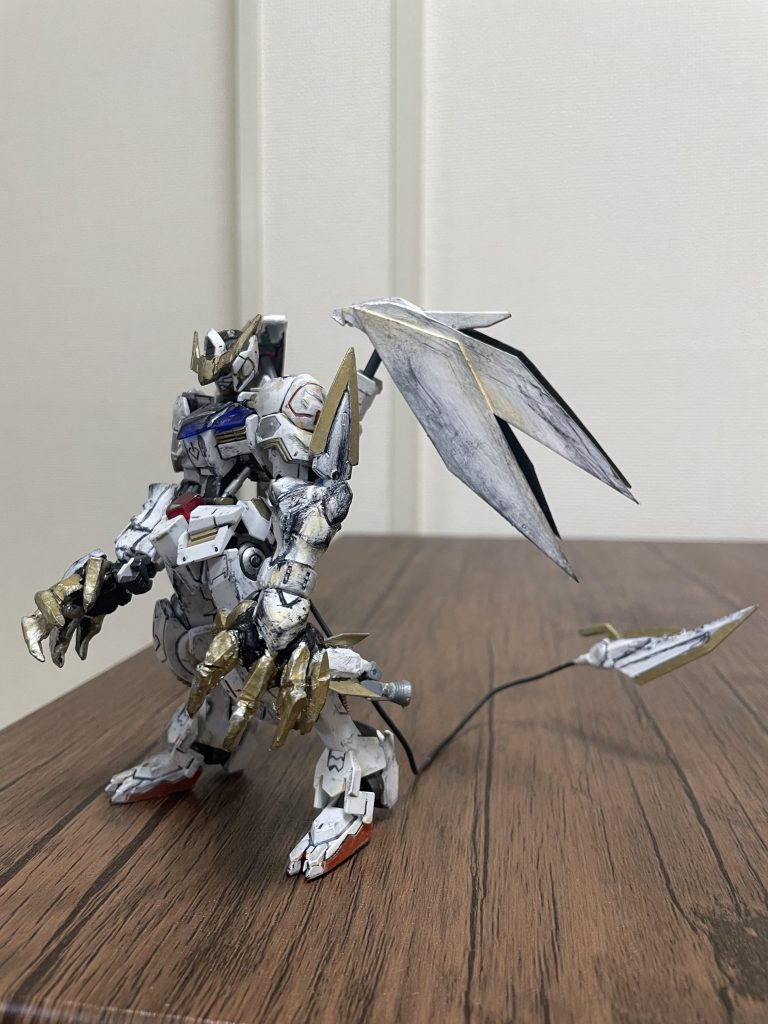 ルプスレクスの長い腕の代わりに肘にブレードをつけてスマート感が出るように工夫してみました!テイルブレードはオリジナルの物を参考にしつつ包丁みたいな形を意識して作りました!