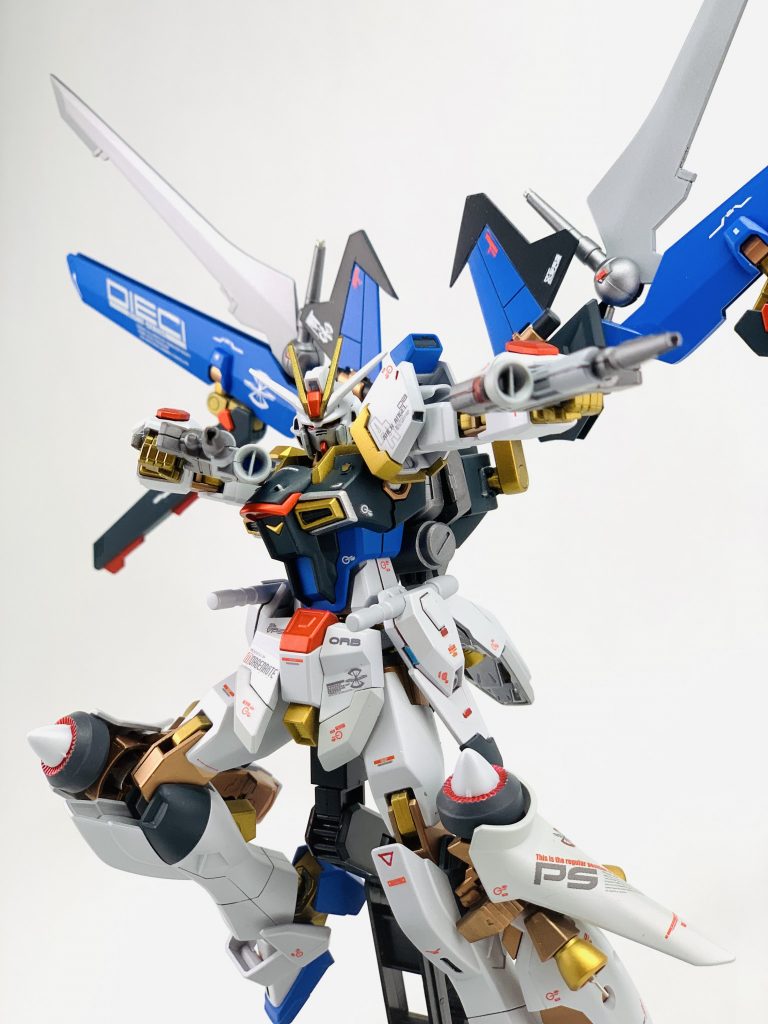 塗装はMGEXのストフリを参考に、白と青の部分はガイアノーツのオーラパールホワイトを調色して塗装してます。関節部のパールゴールドとパールカッパーの組み合わせはホントお気に入りです!