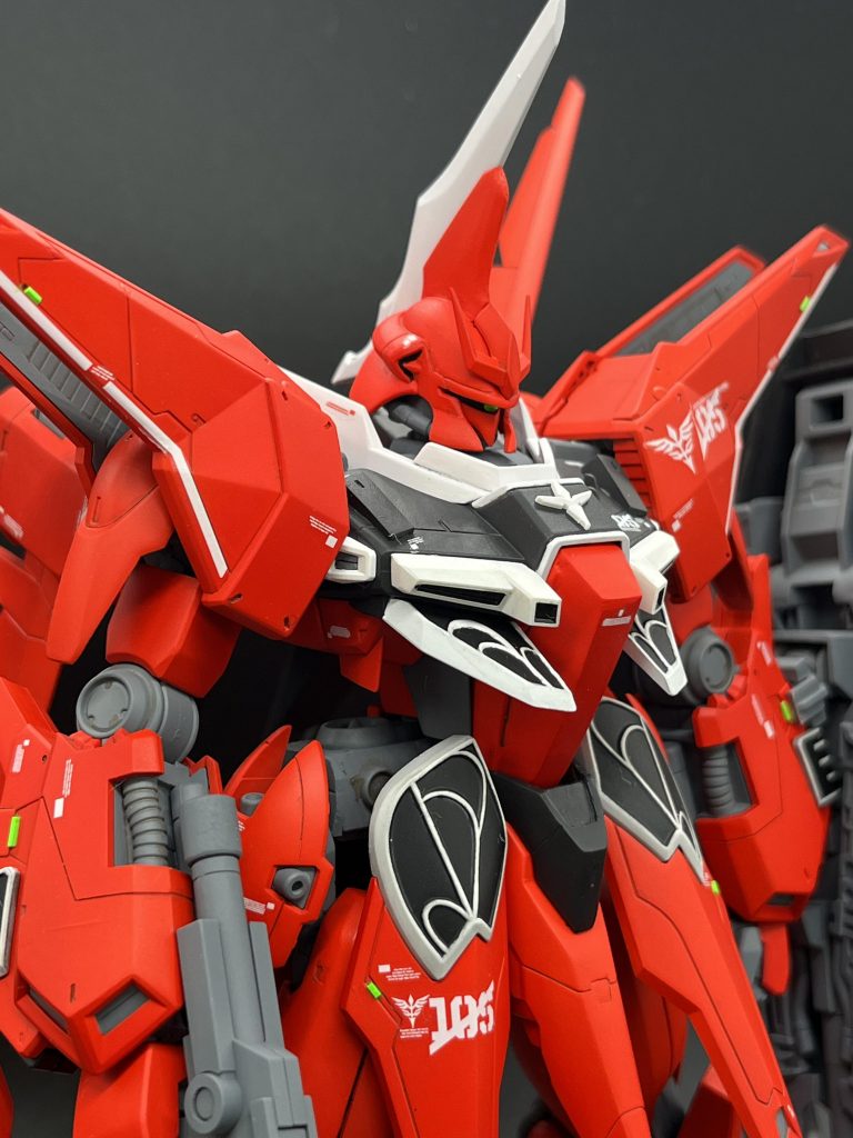 コックピットブロックを設定に寄せて整形。胸の上面の謎の平面は斜面に整形しました。白い襟の前の部分をちょっと高く作り直して、首回りもディテールアップしてあります。