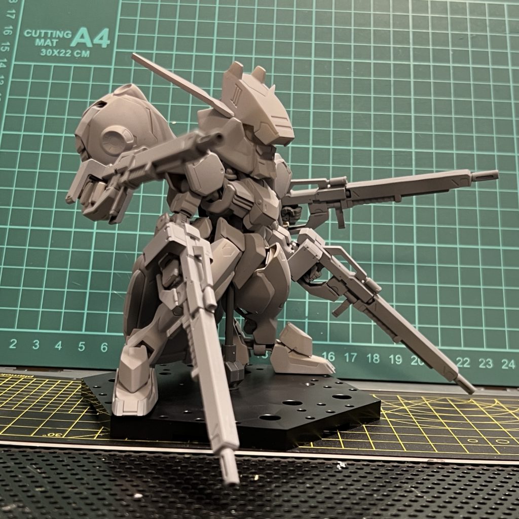 いびつな箇所をラッカーパテで修正して本サフをしました。この後塗装になります。