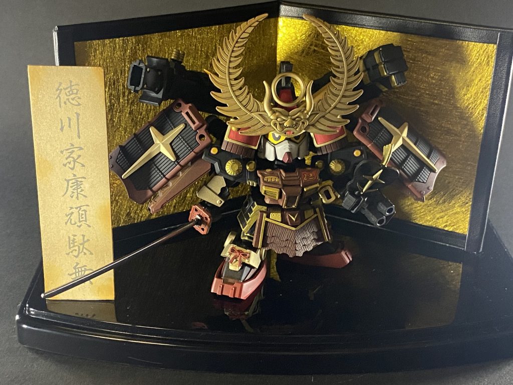 背面、バックパックに穴開けてボールジョイントで良い位置に。前掛部はなんか普通だったのでスクラッチ、カッターで縦線入れたらいい感じに。塗装は黒サフにダルレッドとゴールドで渋い感じに。軍配のマークも削って大きくなりました。割と手のかかった作品となりました。