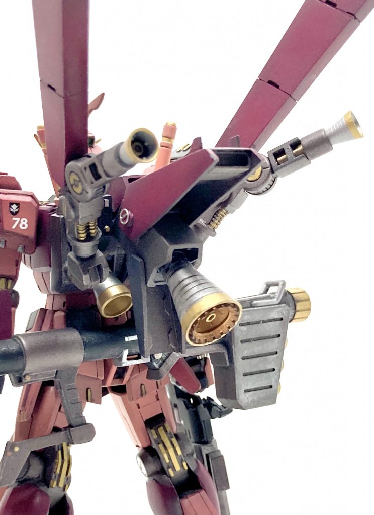 バックパックはヅダのエンジンをイメージした大型のスラスターを装備。ヅダが採用されず夢破れたツィマッド社の技術者が、シャア専属ニュータイプエンジニアのアルレットに協力すると言う熱いストーリーを妄想しています。プロペラントタンクはウィングバインダーを兼ねてアンバックシステムを補助する設定です。