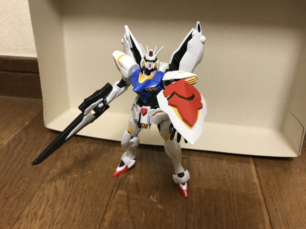 レギルスビット散布口から小型の球状ビームを多数射出して、ビットとしてコントロールする無線式の誘導兵器。展開したビットによるオールレンジ攻撃だけでなく、大量のビットを自機の周囲に展開させてビームバリアを形成する事も可能。防御のみならず、このビームバリアを纏った状態での体当たりも強力な攻撃になる。ちなみに、このレギルスビットは、地球などの重力下でも使用可能。