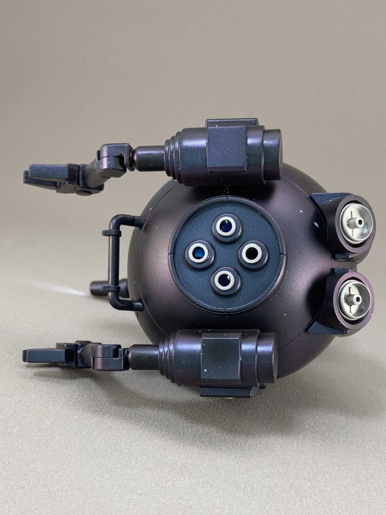 塗装はエアブラシでブラック→ミラーパウダーをベースにホワイト、クリアレッド、クリアブルーを適当に吹きました。白い点はエアブラシでホワイトを飛ばしました。バーニア類はシルバーにしました。下部バーニア内の青部分はスイッチです。