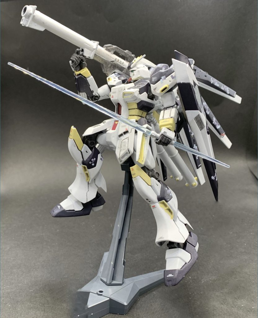 最近、デカールを貼るのがマイブームなのですが、ハイニューのフィンファンネルに対応しそうなものがあまりなかったので、迷彩デカールを採用しました。よくこんなピッタリな色持ってたなぁとか思っております。