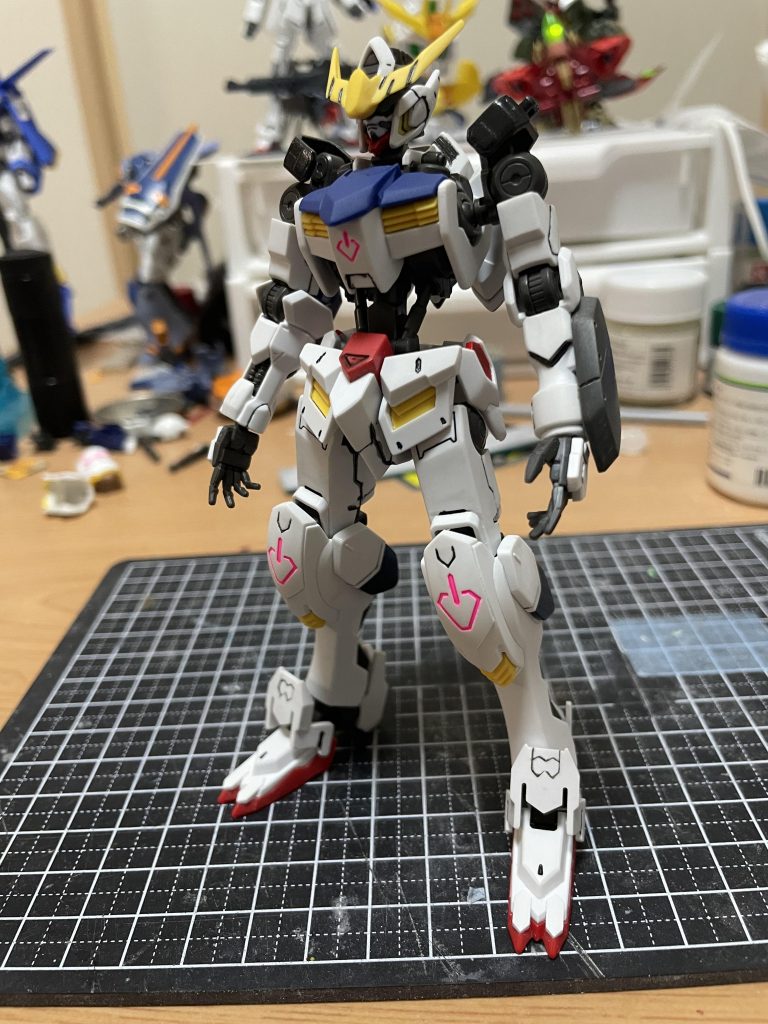 第1形態のみですがようやく仕上がったのでアップします。今回は部分塗装の練習で細々と筆塗りなど練習しました。墨入れは水性塗料を薄めに溶かして流し込みマジックリンで拭き取る作業をためしました。エングレービング塗装のいいお試しができました!