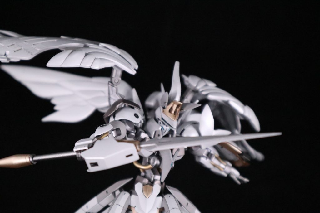 短く持った片手剣運用。