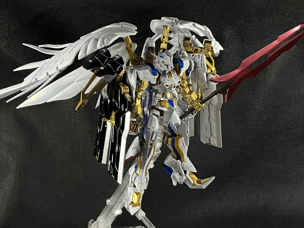 立ち姿③こうしてみると、大剣を両方白くするべきだったか?とも思います。裏表で白黒にしても良かったかもしれません。ちなみに、かなり重いようで肩を繋いでいる部分に相当負荷がかかっていました。なので、接着部をパーマネントマットバーニッシュで補給。保持力が格段に上がりました。