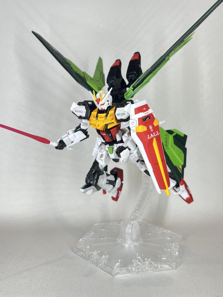 名前のシルフは風の精霊の名前でエール（翼）→空→風→シルフと連想してつけました！緑色にしたのもシルフのイメージからです。後のフリーダム開発に向けての試験的な要素も含んでいる設定で、フリーダム系統からのパーツを使って作成しました。