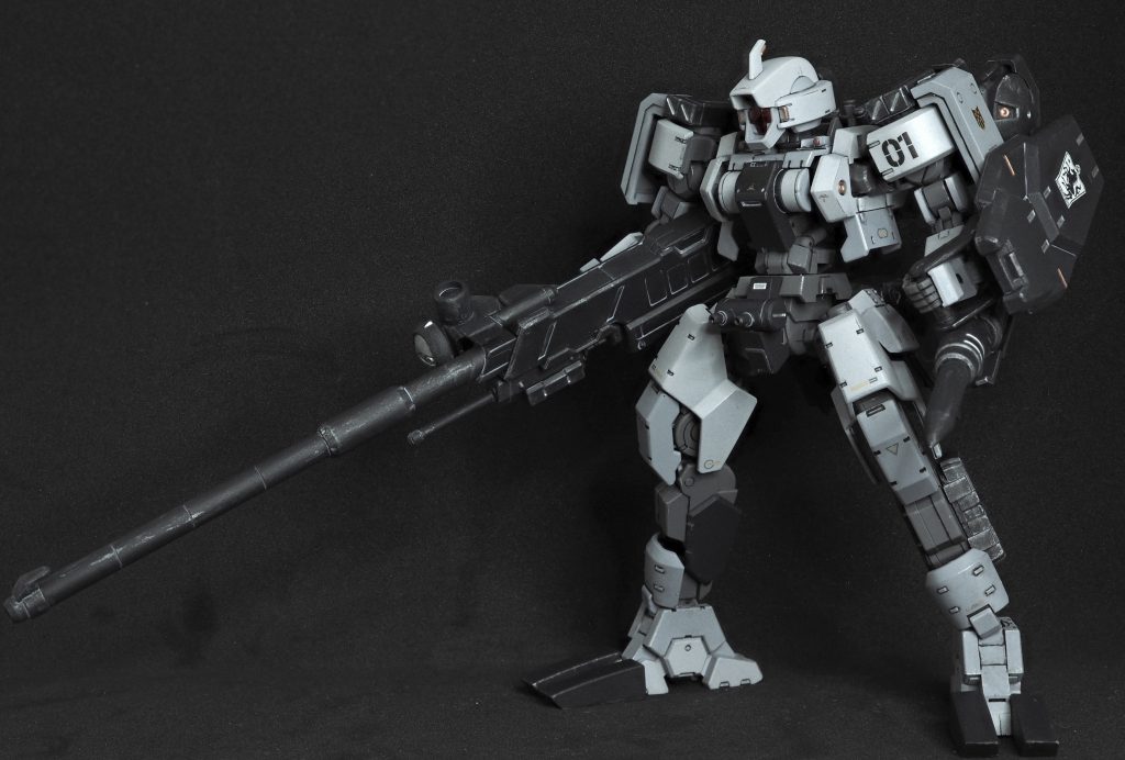 脚が細い気がしたので腿とふくらはぎ外側にパーツを貼り付けて太めに見えるように。プロポーションはいじっていません。付属の武器は好みでなかったので、MSオプションセットと市販のパーツで作っています。カラーリングは軍用機っぽく地味にグレーの階調で、差し色はカッパーを使ってみました。武装やバックパックはジャーマングレーにシルバーでドライブラシ。デカールはオルフェンズ汎用と各社コーションデカールなど。セブンスターズの紋章は見た目の好みで選んだので深い意味はありません…