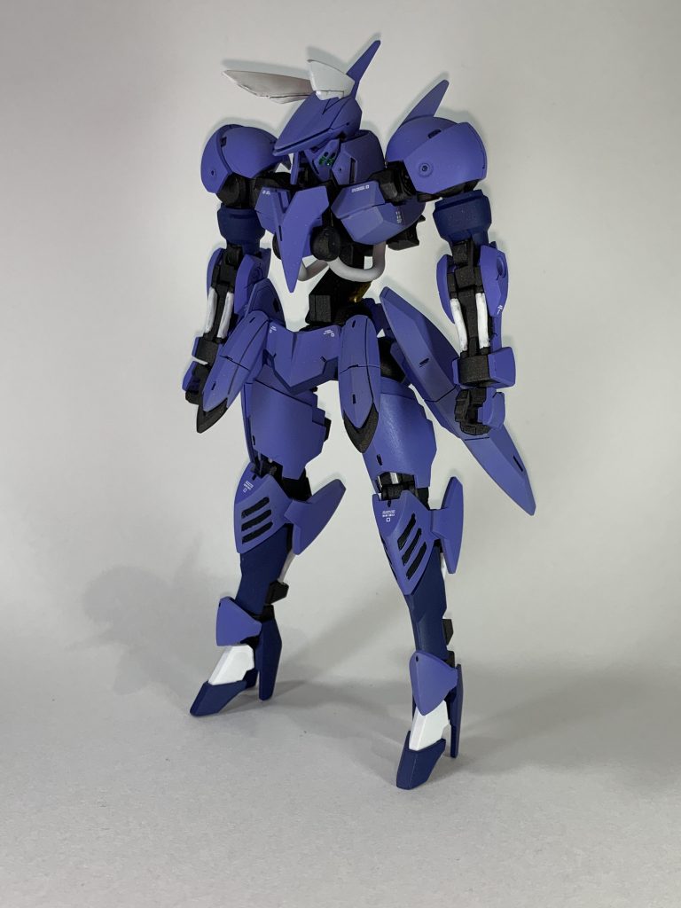 武器無し全身使用色は、装甲がミリオンブルー+コバルトブルーティターンズブルー+黒ホワイトフレームはセミグロスブラック+シャインシルバーです。