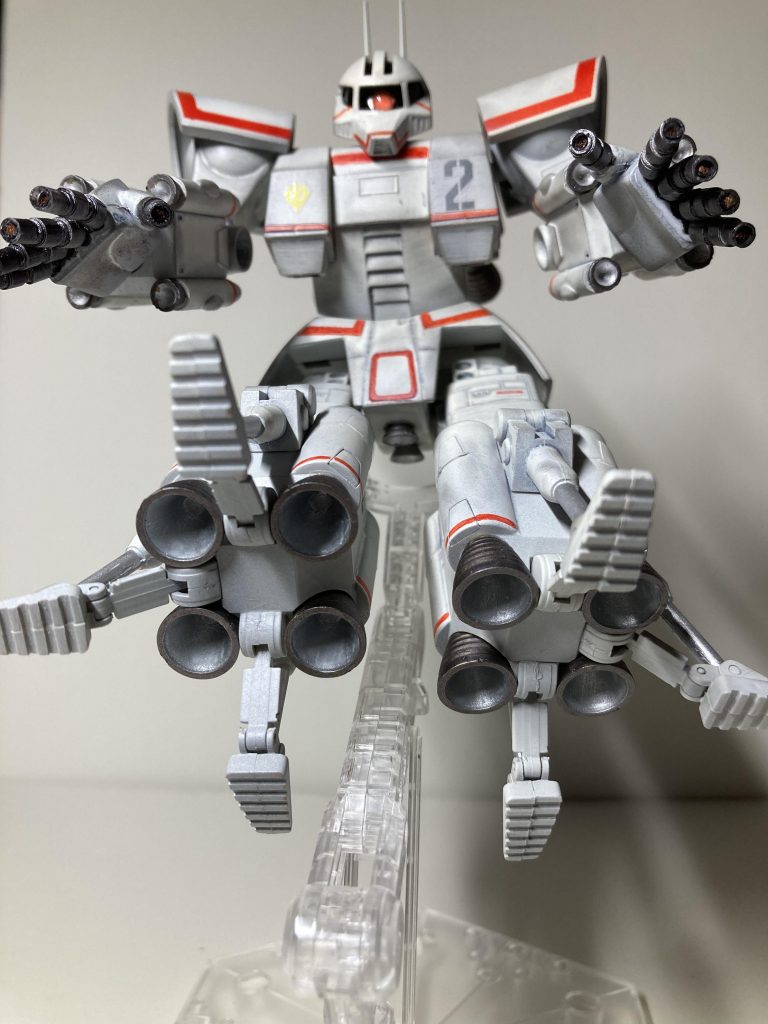 HGのキットほどではないですが、各部なるべく可動できるようジョイントやポリキャップを仕込んでみました。