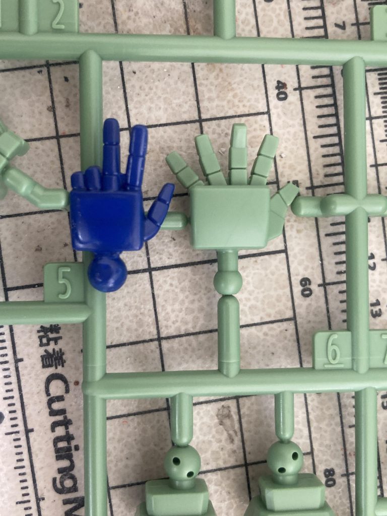 平手はクロスシルエットのパーツを軸を付け替えて使ってます。SD用の手首パーツ欲しいです。