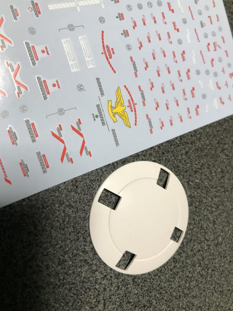 デカールはハイキューパーツのデカール使用していますがシールドのOZマークはどうしても入れたかったのでMGトールギスFのデカールを使用しました