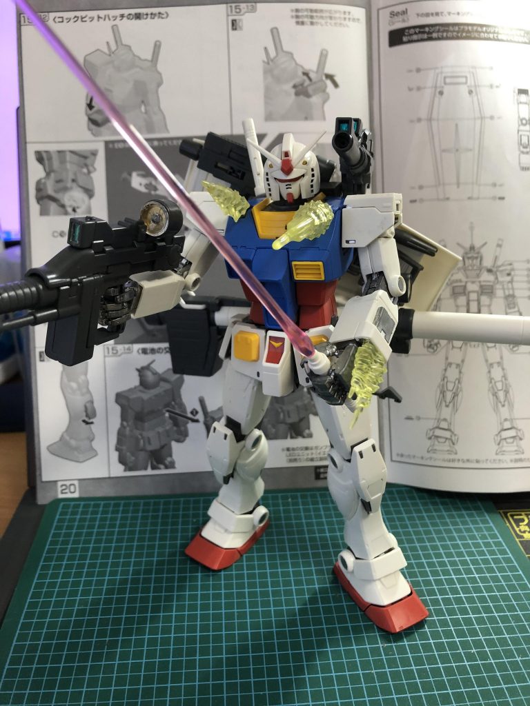 素組で武装全部乗せ状態の写真です。この時点で既に左腕は破損しているのを無理やり差し込んで写真を撮っています。