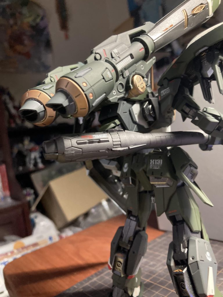 背中で語る系ガンダムやはり砲撃戦仕様のMSは背中が混み合ってる方がらしく見えるという個人的な意見ですが…色の振り分けが上手くいったと思っております