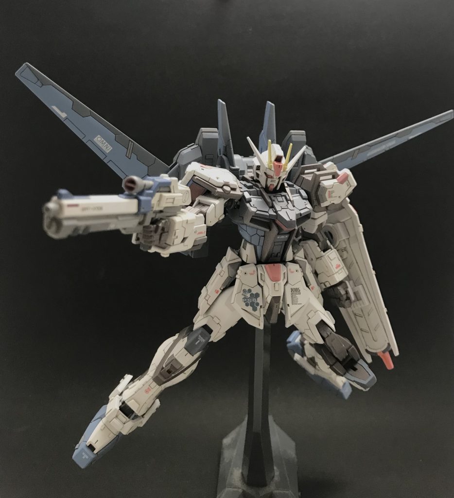 たまにはポーズを付けてみました。羽を開いてフリーダム風(?)です。なんとなくドリルを持たせたくなる羽の型ですね笑 バックパックや膝、胸ダクトや肩など、フリーダムカラーが成立するようにスジ彫りのデザインを工夫しました。型はほとんど変えてないのに、思いの外ちゃんとフリーダムっぽくなった気がします。