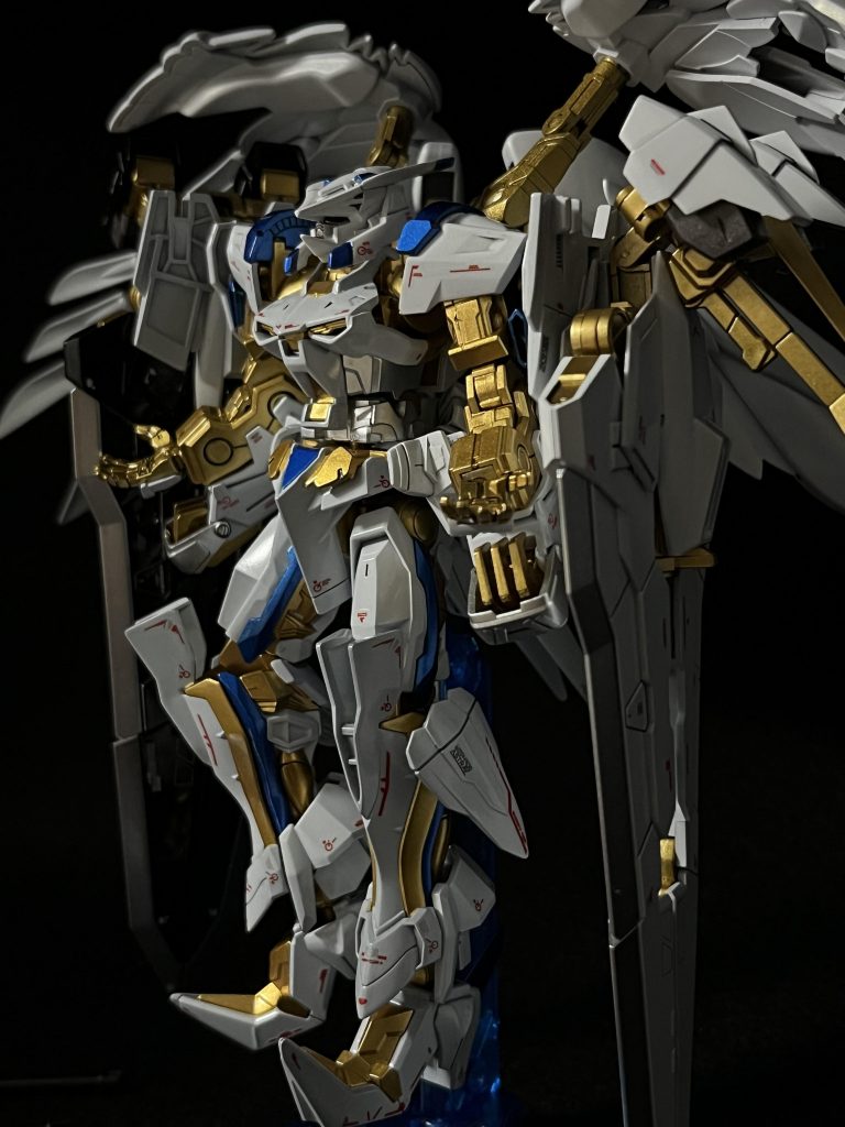 ガンダムアストレイ ゴールドフレーム 白天(金鵄)金鵄(キンシ)=日本神話の霊鳥、金色の鵄(トビ)これは、とても良い一枚が撮れたと思います。