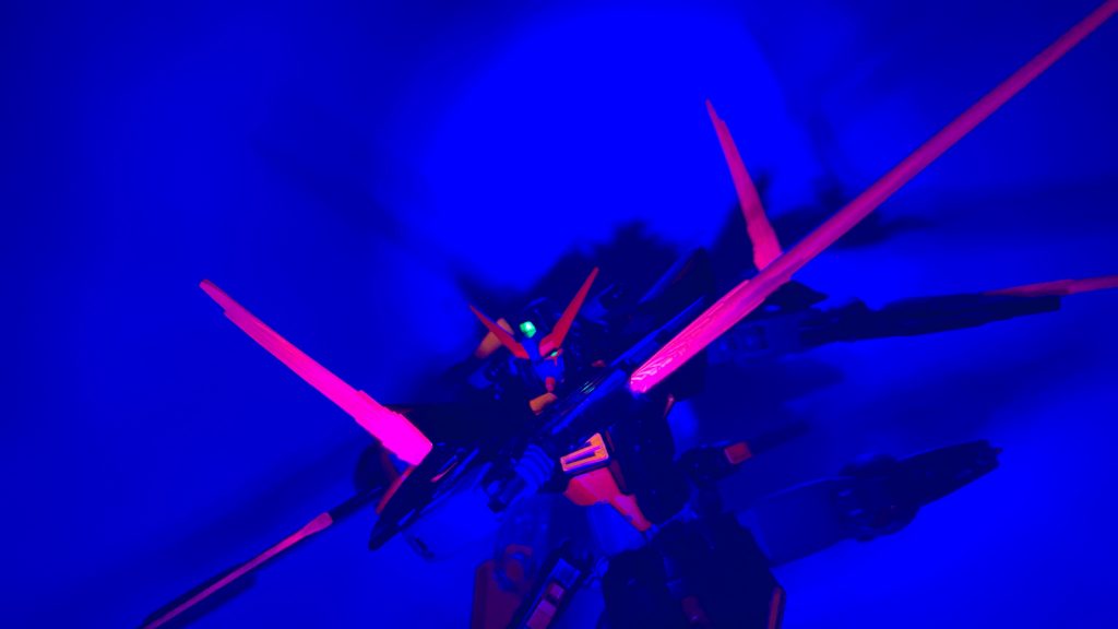 マーカーの蛍光カラーってどうなのかと思っていましたが、ブラックライトでちゃんと光りました✨